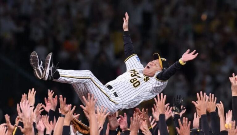 胴上げされる岡田彰布監督