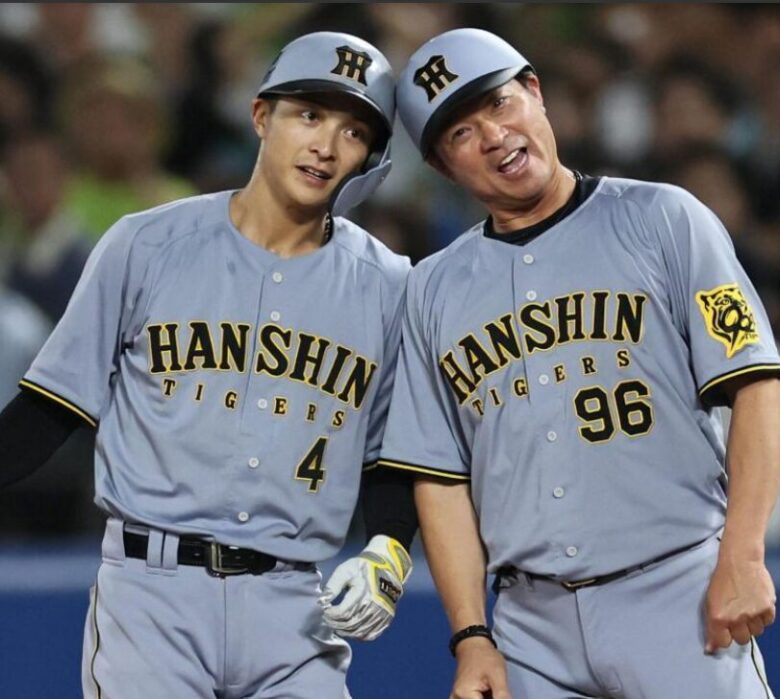 ヘルメットタッチをする熊谷選手とい筒井コーチ