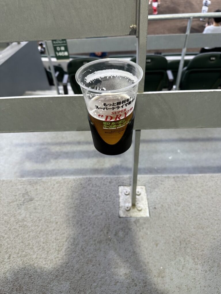 柵についているドリンクホルダー