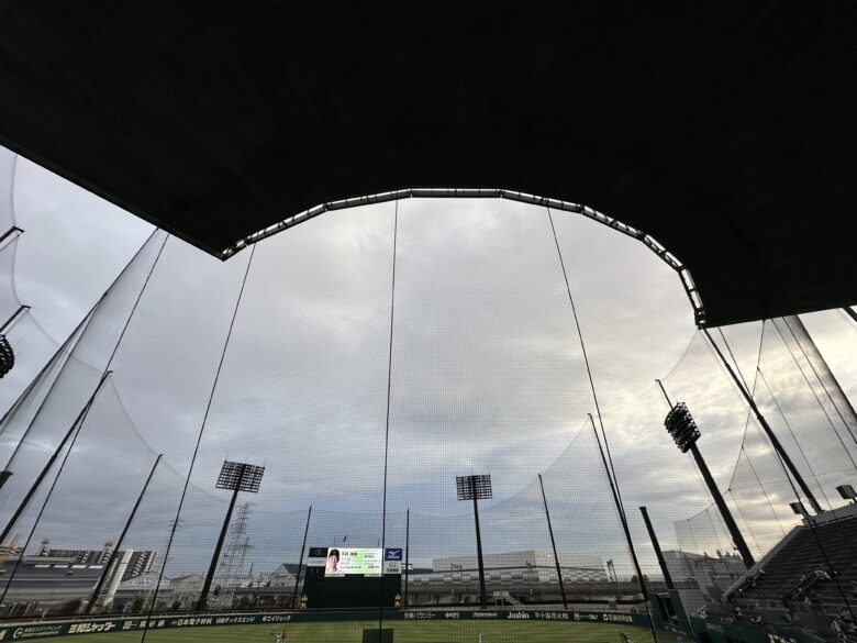 ネット裏指定席の屋根