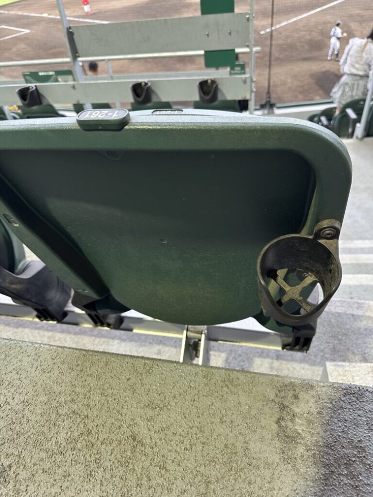 背もたれに付いているドリンクホルダー