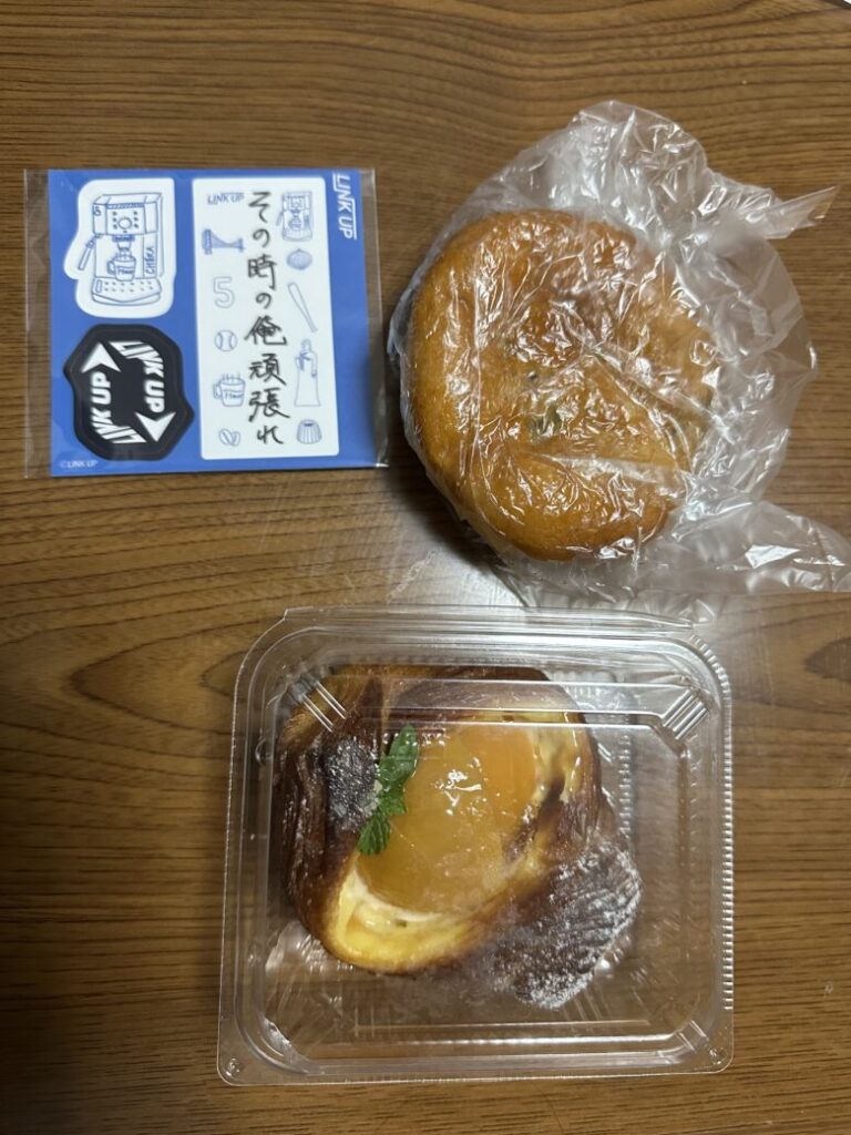 購入したパン、近本選手直筆のステッカー