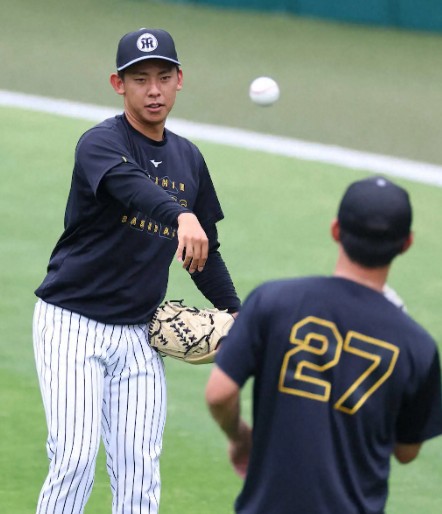 甲子園で練習する神宮投手