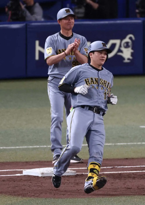 阪神タイガース移籍後初ヒットを打った伏見選手