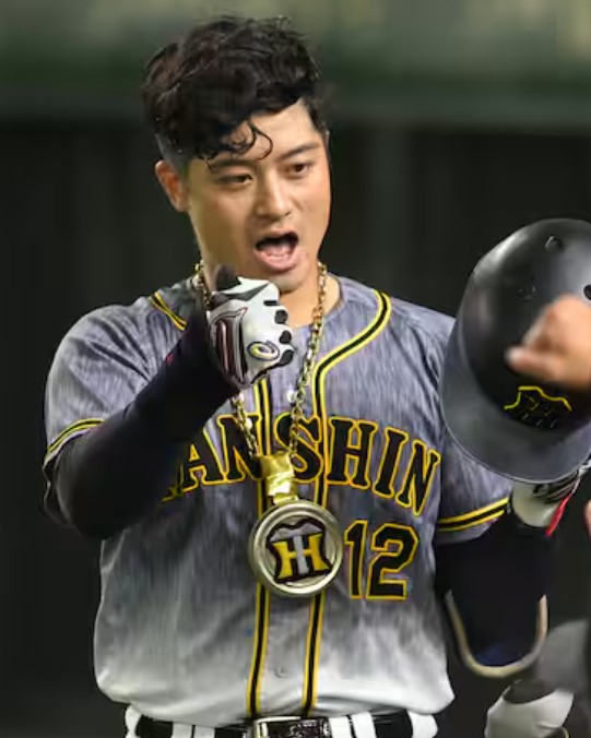 虎メダルを掛ける坂本選手