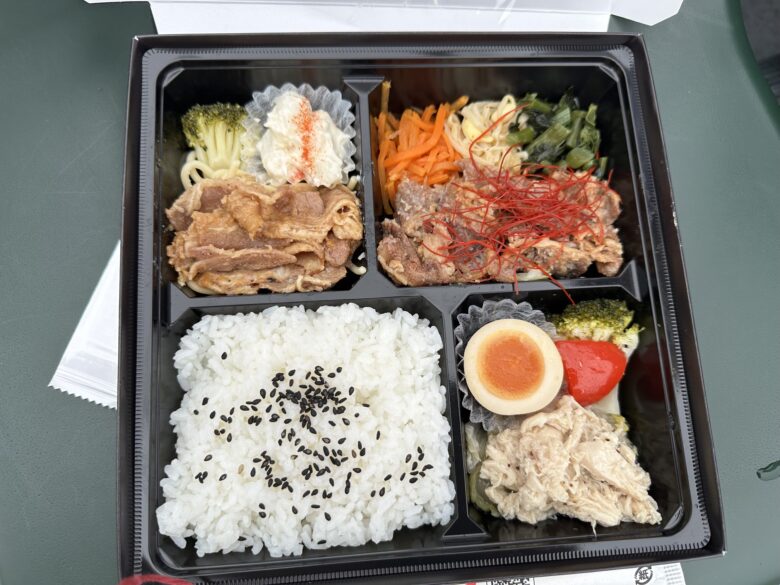 石井投手コラボグルメのお弁当　中身